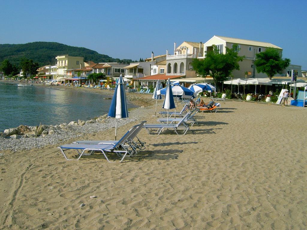 Sentido Apollo Palace Mesongi Ngoại thất bức ảnh A beach in Nea Vrasna