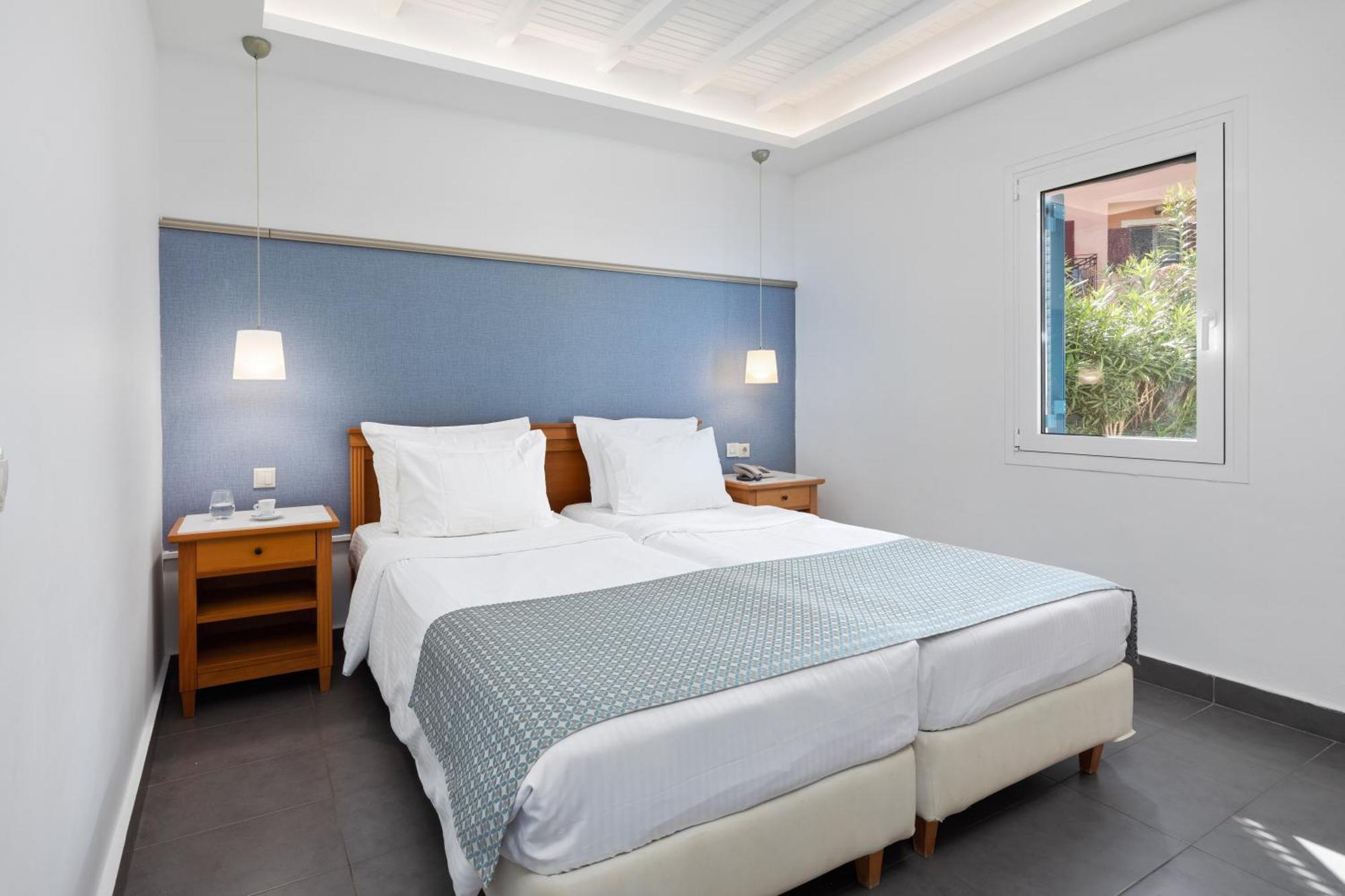 Sentido Apollo Palace Mesongi Ngoại thất bức ảnh A bedroom at the hotel