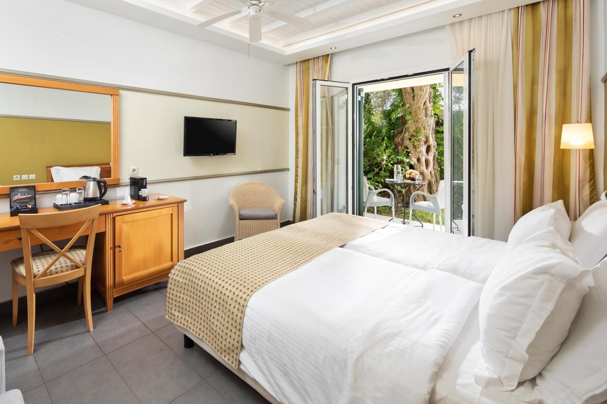Sentido Apollo Palace Mesongi Ngoại thất bức ảnh A room at the hotel