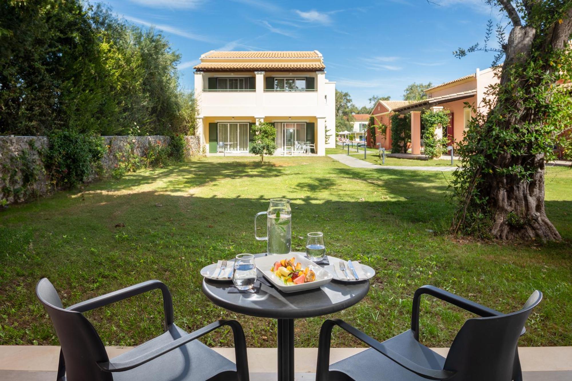 Sentido Apollo Palace Mesongi Ngoại thất bức ảnh The garden of the hotel