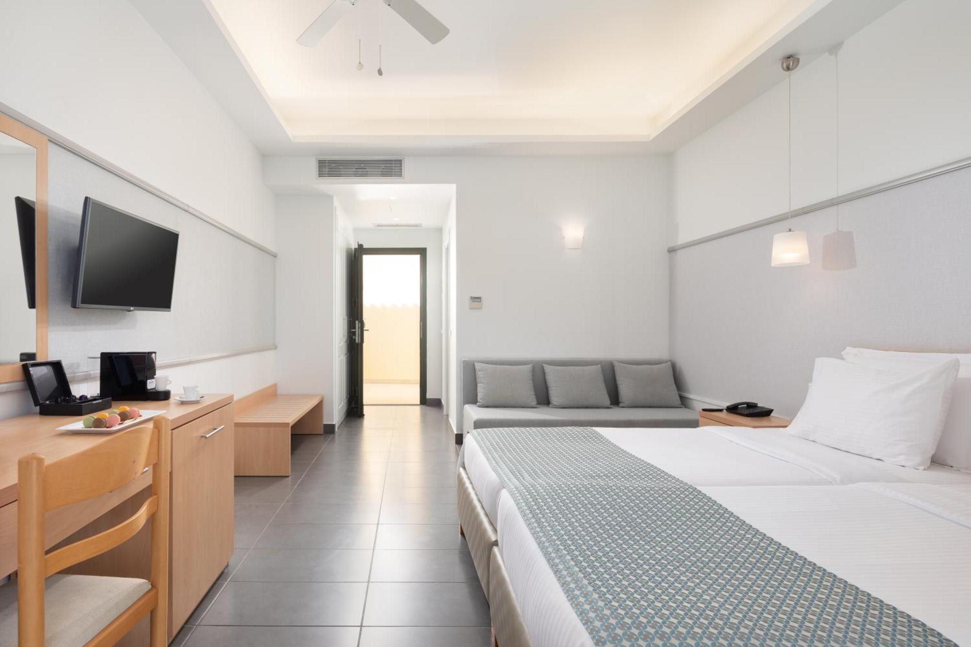 Sentido Apollo Palace Mesongi Ngoại thất bức ảnh A room at the hotel