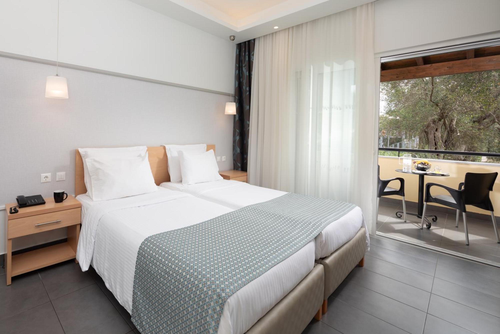 Sentido Apollo Palace Mesongi Ngoại thất bức ảnh A room at the hotel