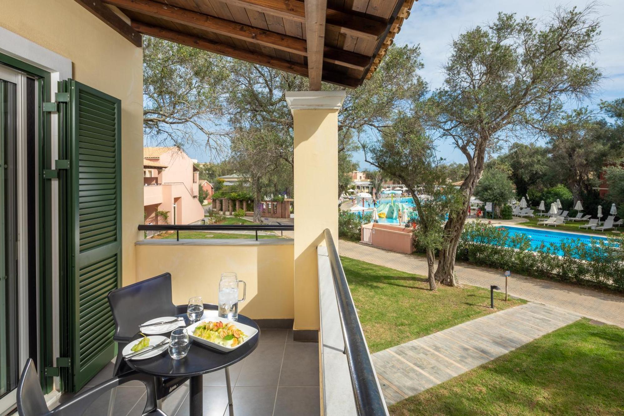 Sentido Apollo Palace Mesongi Ngoại thất bức ảnh A balcony at a hotel