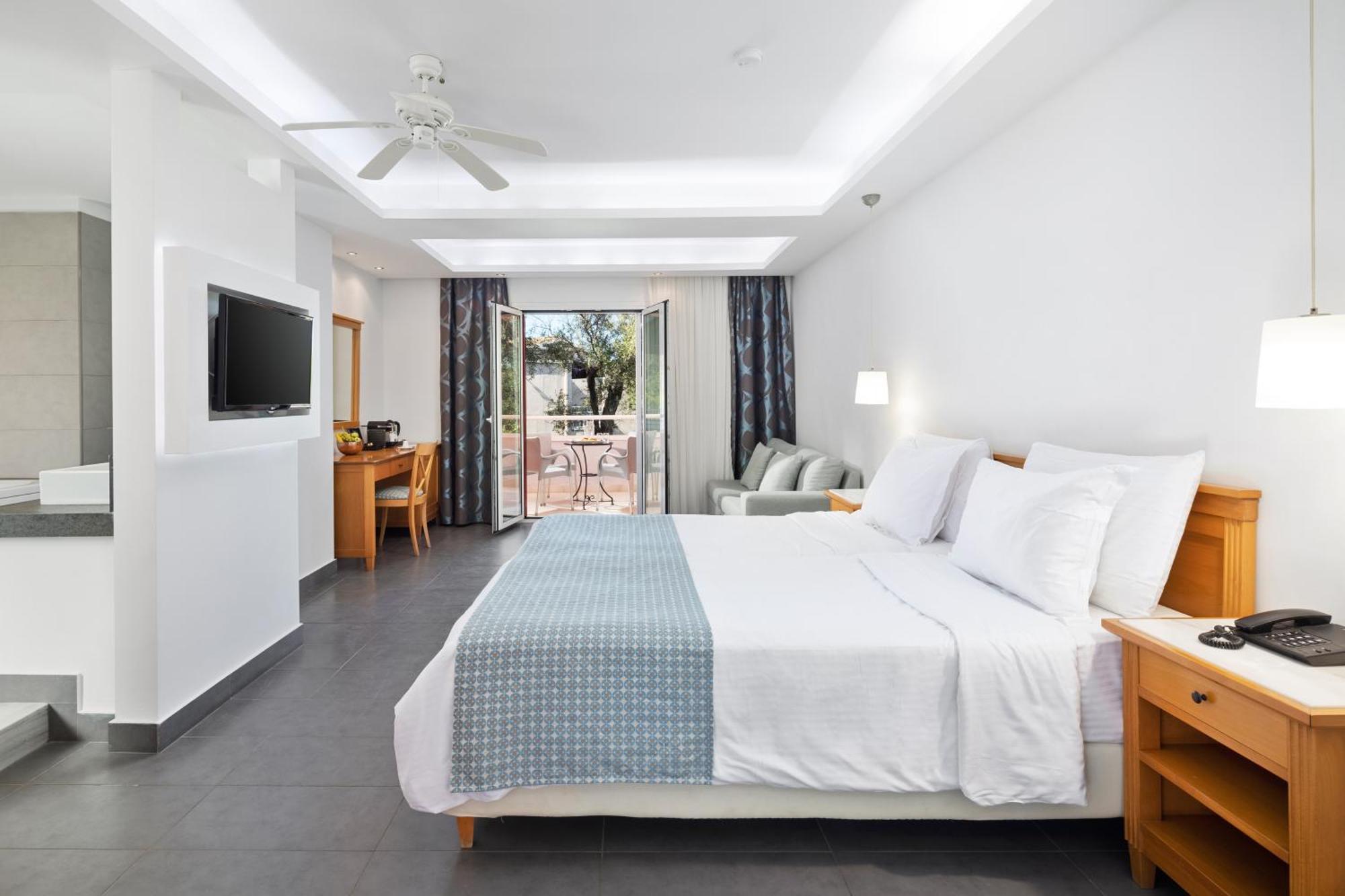 Sentido Apollo Palace Mesongi Ngoại thất bức ảnh A room at the hotel