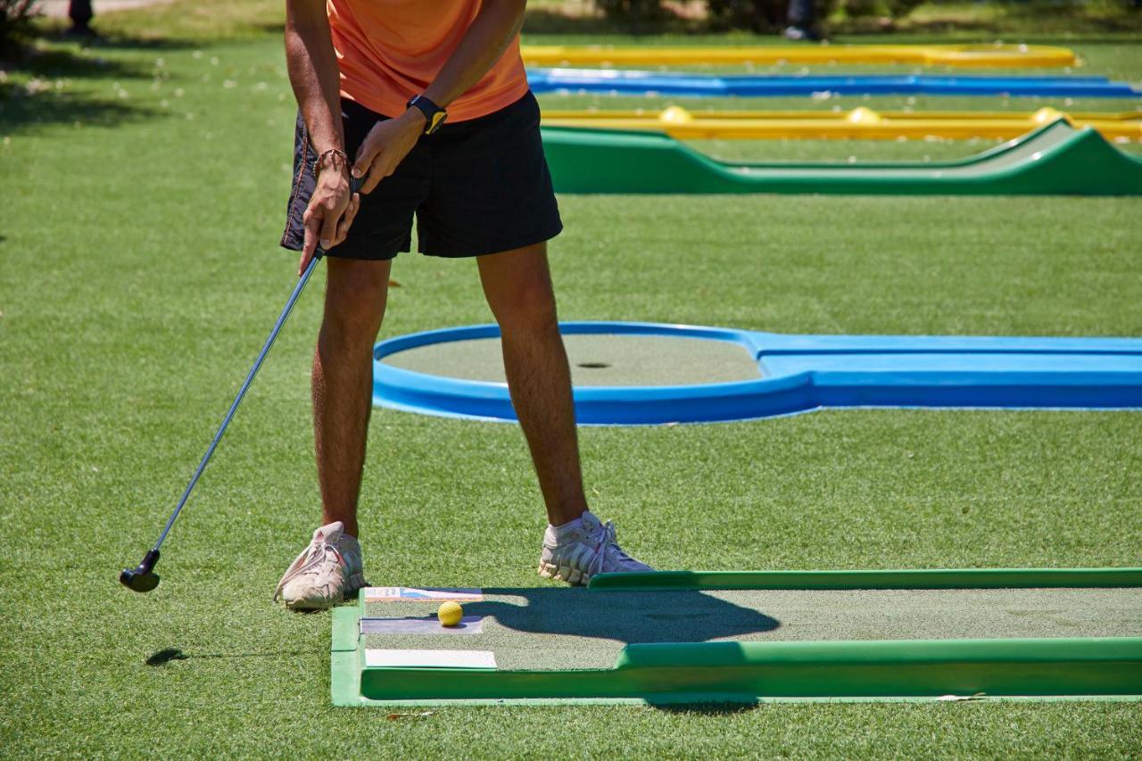 Sentido Apollo Palace Mesongi Ngoại thất bức ảnh A player putting on a hole