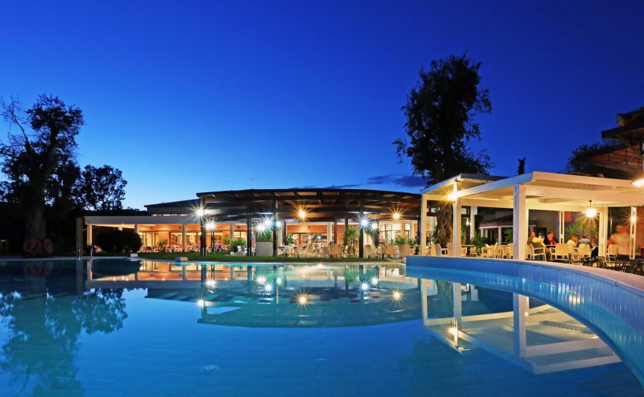 Sentido Apollo Palace Mesongi Ngoại thất bức ảnh The resort at night